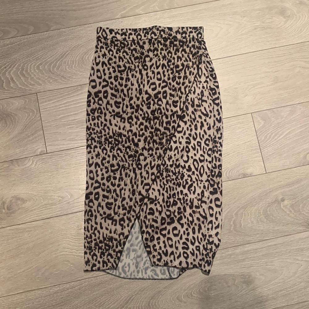 Size 0 Pretty Little Thing Leopard Skirt (With Slit)